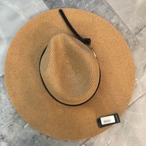 Lulu’s floppy straw hat